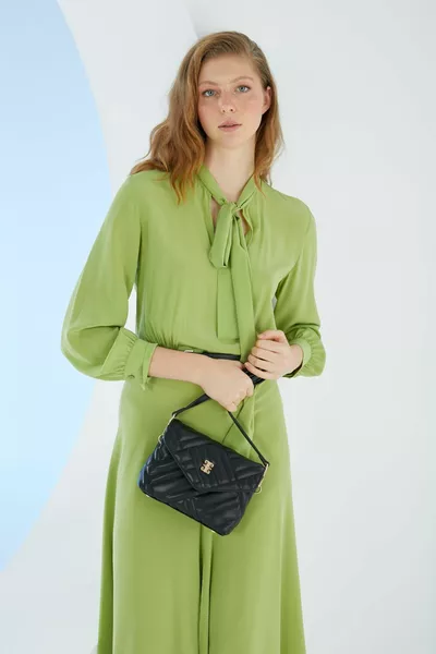 حقيبة كتف نسائية سوداء 