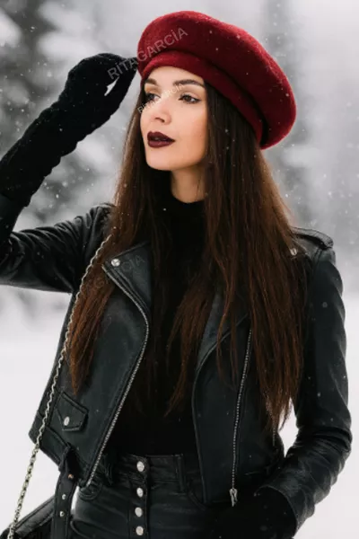 قبعة الرسام الفرنسية المصنوعة من اللباد باللون الأحمر الداكن