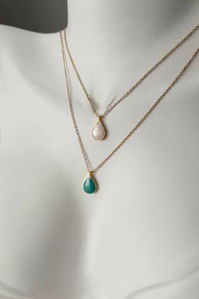 Дамска стоманена огърлица с емайлирано златно покритие и тънко елегантно капковидно колие