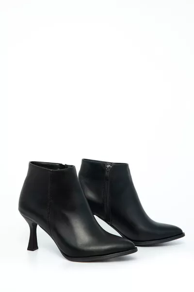 حذاء نسائي أسود عالي القصبة 