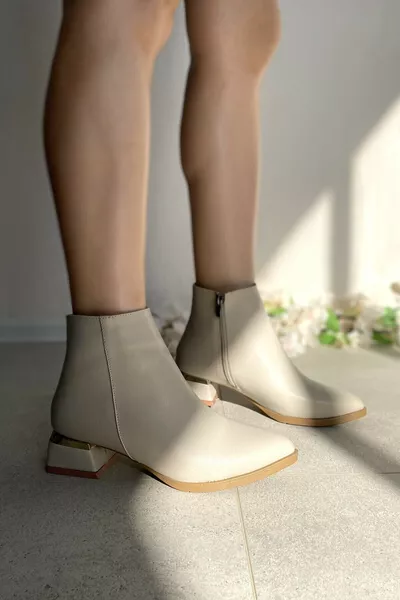 حذاء نسائي يومي أنيق بكعب مربّع مجلفن سُمكه 4 سم باللون الكريم 