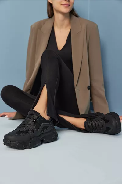 حذاء رياضي نسائي أسود 