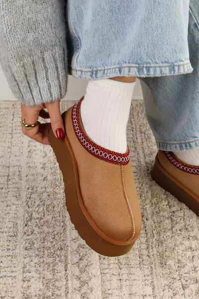 حذاء نسائي Uggps بني قصير من الجلد السويدي مبطن بالفراء داخليًا نعل مسطح بني من القماش