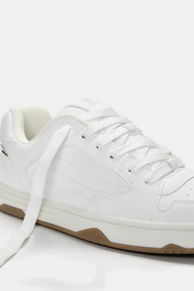 حذاء رياضي مخطط من الجانبين ذو نعل سميك