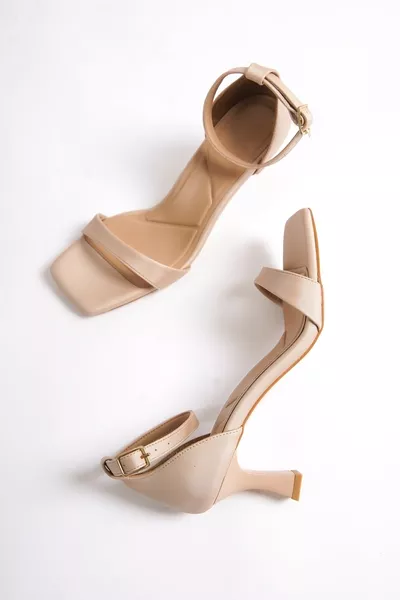 حذاء بكعب عالي بكأس وحزام واحد باللون البيج الفاتح