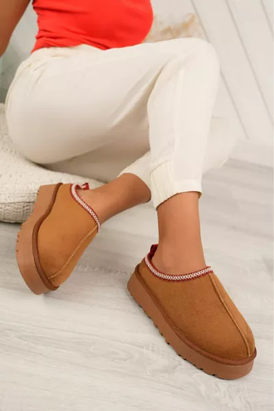 حذاء نسائي من الجلد المدبوغ بصوف داخلي ونعل سميك