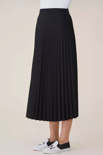 تنورة سوداء نسائية