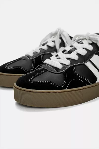 Retro-Sneaker mit auffälligem Design