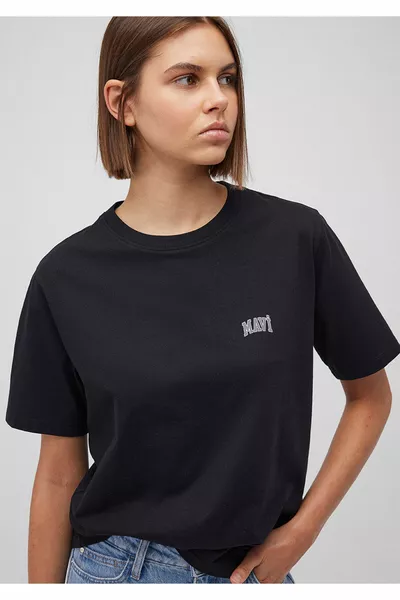 تي شيرت أسود مطبوع بشعار عادي / مقاس عادي 