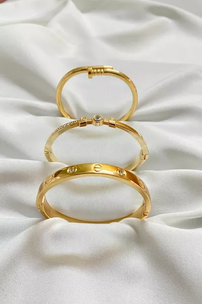 سوار نسائي مطلي بالذهب