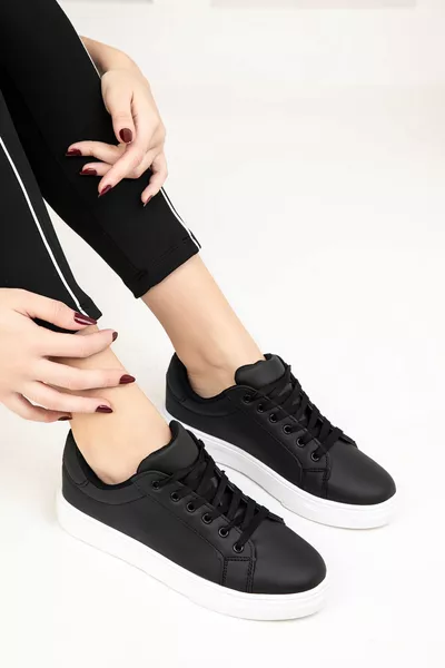 حذاء رياضي نسائي أسود 