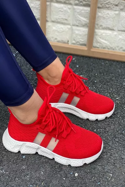 حذاء رياضي نسائي أحمر محبوك