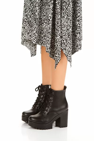 Женские черные сапоги на каблуке на молнии