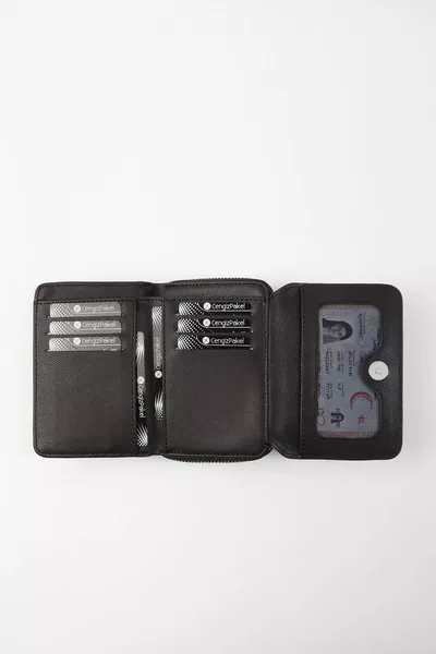 محفظة نسائية سوداء صغيرة