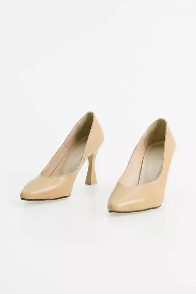 جلد طبيعي المرأة وأشار اصبع القدم كأس كعب أحذية خنجر