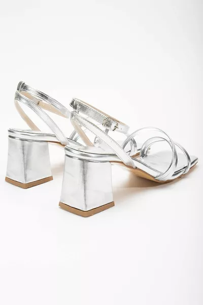 Sandali da donna con cinturini con tacco