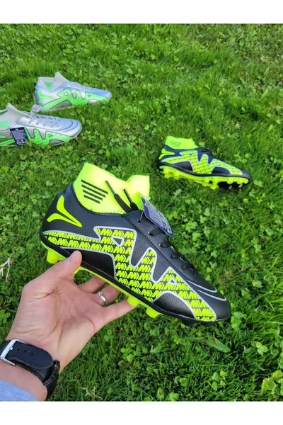 أحذية كرة القدم للأطفال أحذية كرة القدم للبالغين