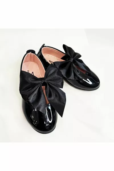 Ballerinas aus Lackleder mit Schleife