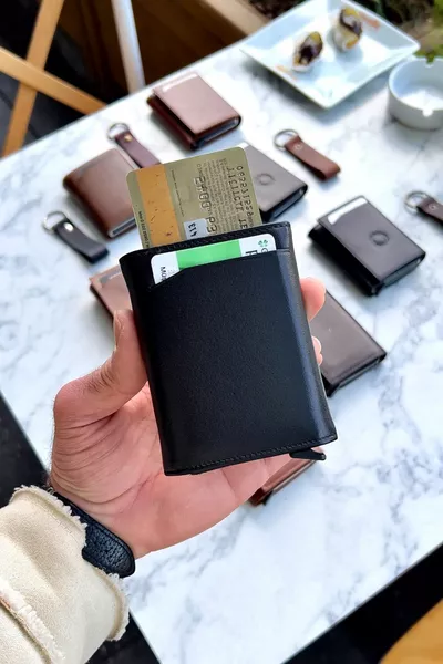 محفظة جلد طبيعي سوداء للجنسين - (الاسم حصري) - (هدية سلسلة مفاتيح جلدية أصلية)