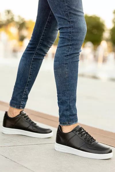 أحذية رياضية رجالية غير رسمية ذات نعل سميك دانتيل بالأبيض والأسود أحذية رياضية خفيفة الوزن مريحة