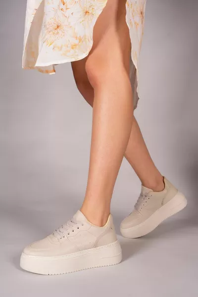 حذاء رياضي نسائي بيج 