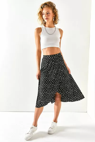 تنورة نسائية سوداء صغيرة ملفوفة بالأزهار 