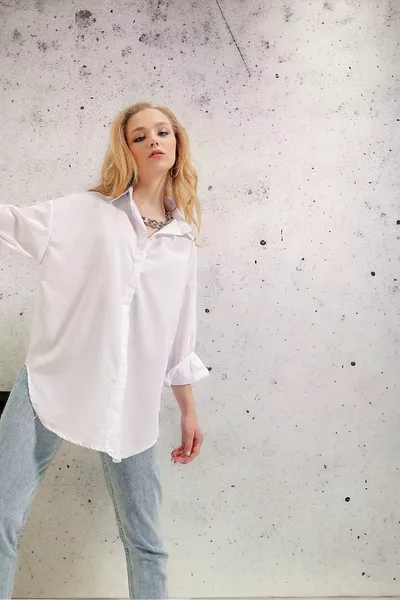 Женская белая длинная базовая рубашка оверсайз