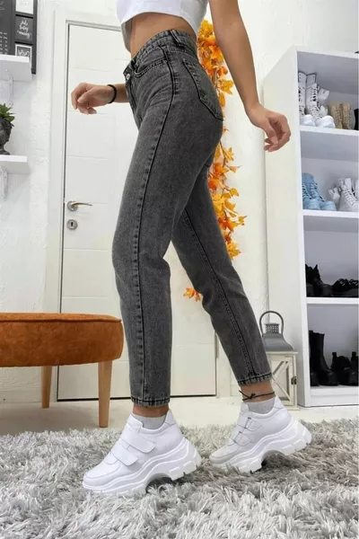 Geräucherte Mom Jeans mit hoher Taille