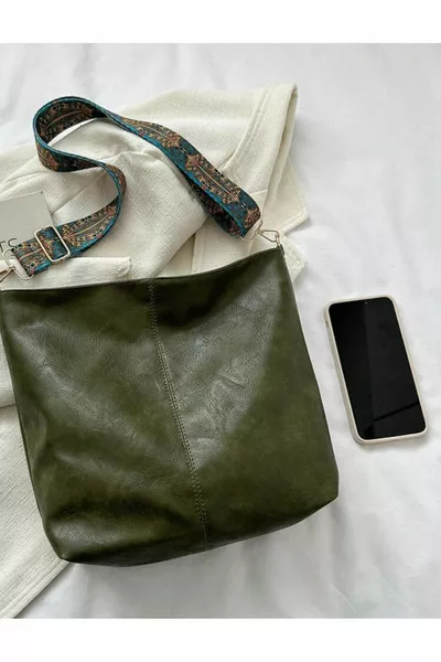 Най-удобната чанта, която използваме в ежедневието на жените, е изтъркана мека кожа с каишка