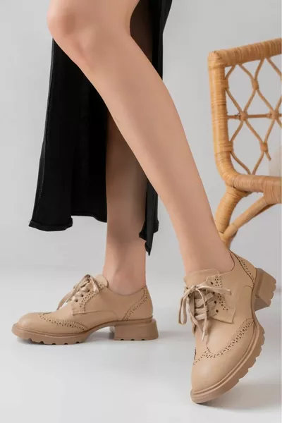 المرأة عارضة مربع اصبع القدم أحذية المتسكع