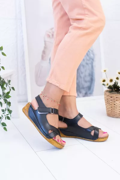 Черные босоножки модели Cross