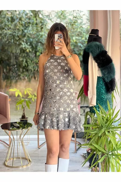 فستان رمادي مطرز بالترتر