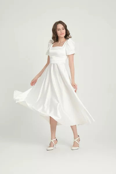 المرأة مربع خط العنق بالون الأكمام قصيرة متوسطة الطول اصطف الساتان فساتين السهرة المتوهجة