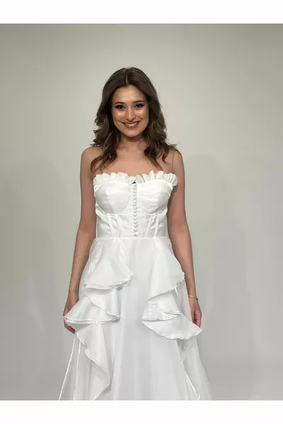 Длинное вечернее платье без бретелек с оборками спереди 