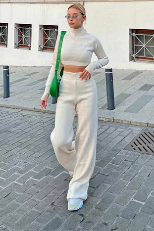 Бежевый полурыбак трикотажный укороченный свитер брюки трикотаж низ-топ комплект