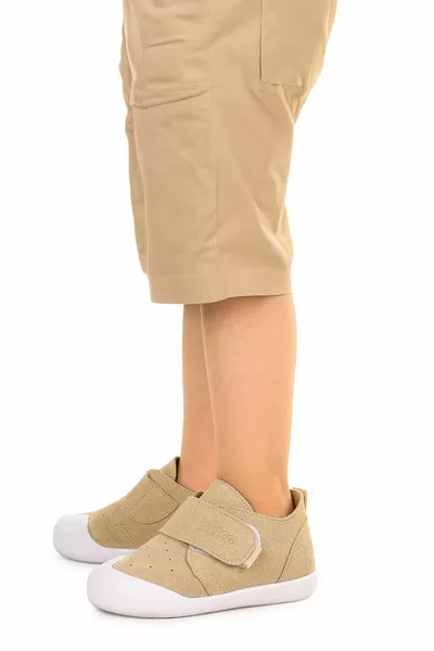 روزي الخطوة الأولى الفيلكرو الطفل بوي أحذية عارضة