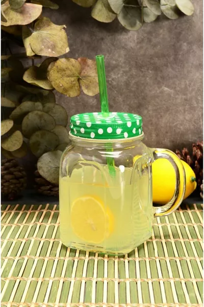 Einmachglas mit grünem Metalldeckel, Strohhalm und Henkel 