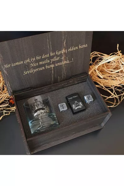 Personalisierte Geschenkbox - Geschenkset bestehend aus einem Whiskyglas, Whisky-Steinen und einem Feuerzeug.