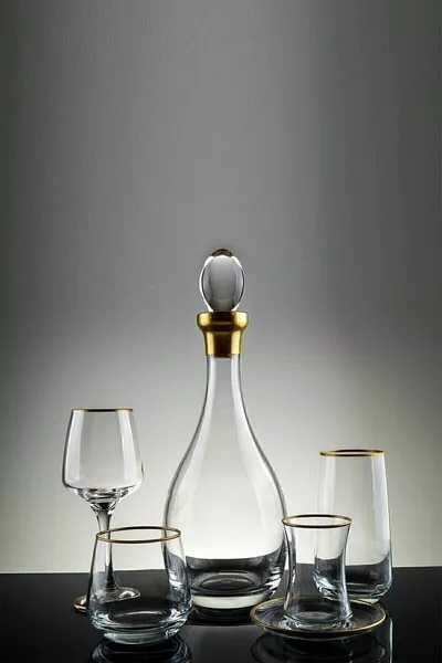 Service de vaisselle pour  personnes,  pièces (avec dorure)