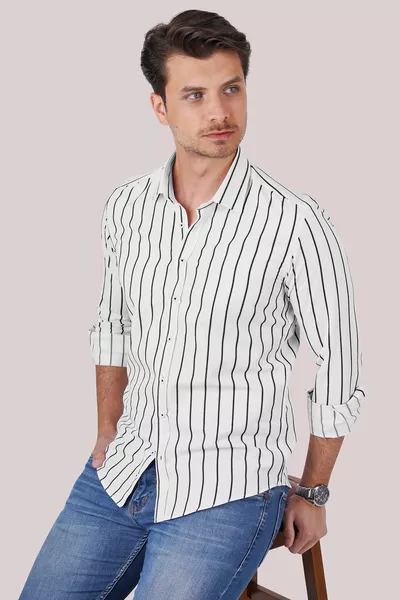 قميص رجالي ضيق بقِصّة رفيعة مخطط بالأبيض والأسود