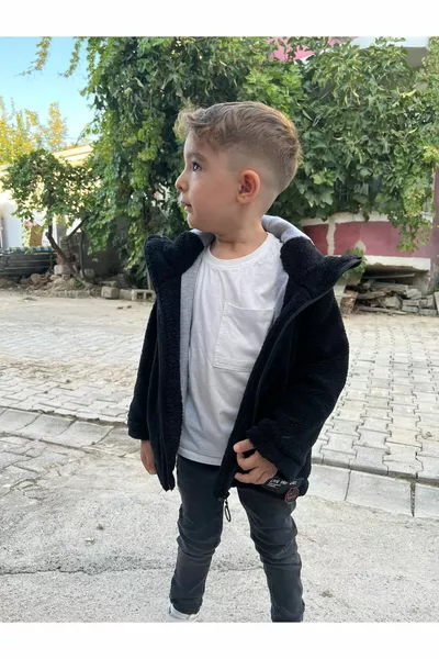 سترة أطفال سوداء بغطاء للرأس من الفرو الصناعي