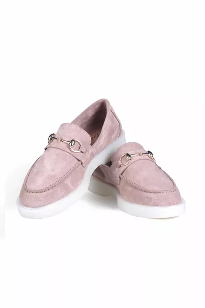 أحذية لوفر نسائية من جلد الغزال الوردي المجفف مع إكسسوارات مريحة