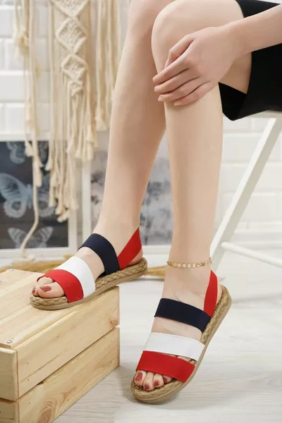 Osya rode en witte elastische sandalen