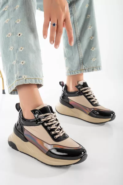 Женские кроссовки бежевого цвета из лакированной кожи и голограммы