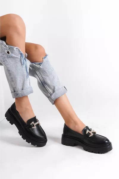 المرأة السوداء الجلد الحجر المتسكع كلية الأحذية