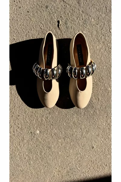 Gia Ballerines à boucle argentée beige