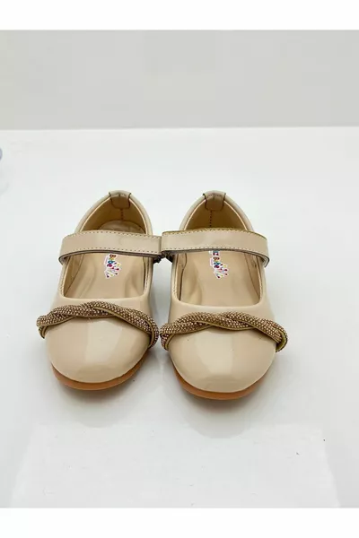 نجمة دمية مربوطة بشقق الباليه الحجرية للفتيات