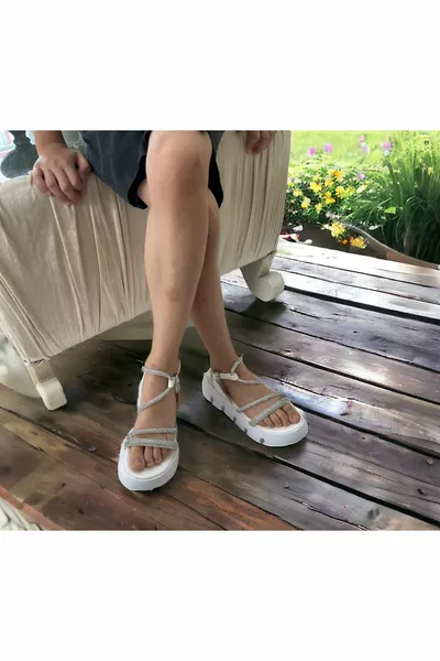 صنادل للأطفال بكعب عال بأحجار لامعة