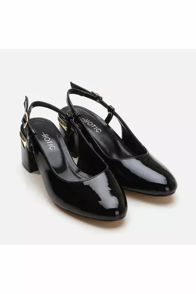 الكعب السميك للمرأة السوداء