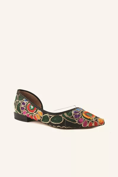 الساتان الأسود فارق بسيط الباليه الهندي الشقق